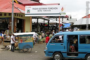 tomohon market